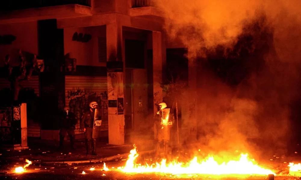 Επεισόδια στον Ρέντη: 27 προσαγωγές και ζημιές σε αυτοκίνητα